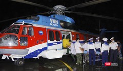 Chuyển bệnh nhân từ Đảo Trường Sa vào đất liền bằng trực thăng (Ảnh: BV 175) 