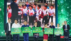 Chương trình nghệ thuật “Quà tặng Giáng sinh 2020 – Ánh sáng Tình yêu” trao 1 tỉ đồng tới các mái ấm (Ảnh: TB)