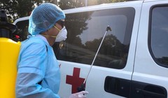 Chiếc xe 16 chỗ chở BN1440 chưa khử khuẩn mà còn chở nhiều người khác (Ảnh: BYT) 