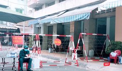 Lực lượng chức năng đã thực hiện phong toả Chung cư Sư Vạn Hạnh (Ảnh: Hoà Bình) 