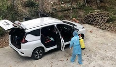 Chiếc xe chở BN1440 được lực lượng chức năng khử khuẩn (Ảnh: CSHS) 