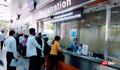 Quầy tiếp nhận bệnh nhân có BHYT tại Bệnh viện ĐH Y Dược TP.HCM (Ảnh: Hoà Bình) 