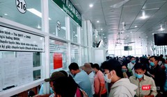 Quầy đón tiếp bệnh nhân khám chữa bệnh BHYT tại Bệnh viện Ung bướu TP.HCM đông nghẹt (Ảnh: Hoà Bình)