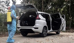 Phun khử khuẩn chiếc xe chở BN1440 (Ảnh: Công an Vĩnh Long)