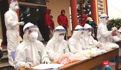 Trực chiến xuyên đêm để đảm bảo công tác xét nghiệm được nhanh nhất ở tâm dịch Chí Linh, Hải Dương (Ảnh: BYT) 