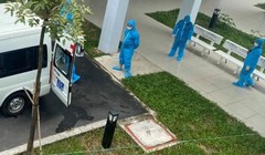 Lực lượng chức năng làm việc tại cơ sở cách ly ở Bình Dương - Ảnh: B.S