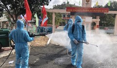 Phun dung dịch khử khuẩn tại Gia Lai (Ảnh: TTXVN) 