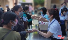 Hướng dẫn người dân khai báo y tế và sát khuẩn, sàng lọc COVID-19 ngay tại khu vực đón tiếp của BV Đại học Y Dược TP.HCM (Ảnh: Hoà Bình) 