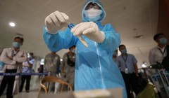 Lấy mẫu xét nghiệm nhân viên sân bay Tân Sơn Nhất (Ảnh: HT) 