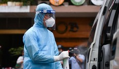 Nhân viên y tế tại TP.HCM khử trùng khu vực liên quan người tiếp xúc bệnh nhân mắc Covid-19. Ảnh- Duy Hiệu