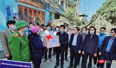 Bộ trưởng Nguyễn Thanh Long đi thăm các điểm cách ly chống dịch tại Quảng Ninh (Ảnh: BYT) 