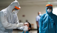 Lực lượng y tế lấy mẫu xét nghiệm Covid-19 cho nhân viên sân bay Tân Sơn Nhất. Ảnh: Chí Hùng