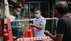 Phong toả khu dân cư 2.000 người tại hẻm 168 Nguyễn Cư Trinh (Ảnh: Đình Văn) 