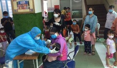 Lấy mẫu cho các trẻ ở Trường mầm non Hoa Phượng Đỏ - Ảnh: CDC TP.HCM