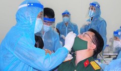 Việc xét nghiệm 1.800 nhân viên của Bệnh viện Quân y 175 kéo dài xuyên đêm 8/2 - Ảnh: Trần Chính