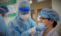 Xét nghiệm hơn 1.800 nhân viên y tế Bệnh viện Quân Y 175 (Ảnh: Trần Chính)