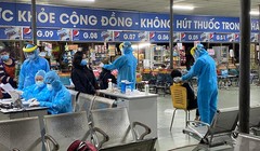 Lấy mẫu xét nghiệm giám sát tại bến xe miền Đông (Nguồn: CDC TP.HCM) 