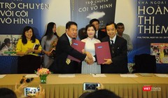 Bà Hoàng Thị Thiêm (áo trắng, ở giữa) tại buổi ra mắt cuốn tự truyện hồi năm 2017. Bên phải là ông Nguyễn Văn Phước - Giám đốc First News (Ảnh: Hoà Bình) 