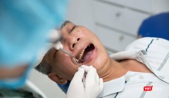 Bác sĩ khám răng cho bệnh nhân