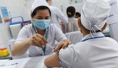 Tiêm vaccine COVID-19 cho nhân viên y tế - Ảnh: Đinh Hằng/TTXVN 
