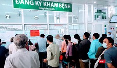 Bệnh nhân xếp hàng chờ đăng ký khám bệnh