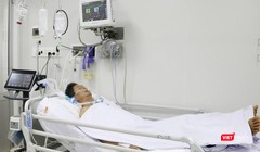 Một nạn nhân của chùm ca bệnh trước đó, cũng bị ngộ độc pate chay phải thở máy trong BV Chợ Rẫy (Ảnh: BVCC) 