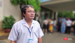 Bác sĩ Trương Hữu Khanh cảnh báo cha mẹ lưu ý biến chứng nguy hiểm của bệnh tay chân miệng (Ảnh: Hoà Bình) 