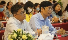 Ông Trần Ngọc Thương - Phó phòng Quản lý thu và ông Nguyễn Quốc Thanh – Phó Giám đốc BHXH TP.HCM tại buổi đối thoại (Ảnh: Phi Phi) 