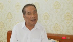 Nhà giáo ưu tú Nguyễn Ngọc Ký ở tuổi trên bẩy mươi vẫn miệt mài viết văn hàng ngày (Ảnh: MCV) 