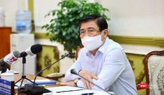 Chủ tịch UBND TP.HCM Nguyễn Thành Phong báo cáo Thủ tướng Chính phủ về những nhiệm vụ trọng tâm thời gian tới và khó khăn vướng mắc phải đối mặt - Ảnh: Huyền Mai