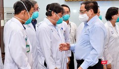 Thủ tướng đến thăm, động viên đội ngũ thầy thuốc của BV Chợ Rẫy - Ảnh: BVCR 