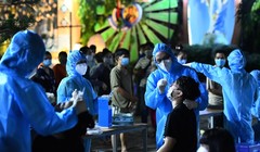 Xét nghiệm "thần tốc" cư dân liên quan ổ dịch Hội thánh truyền giáo Phục Hưng - Ảnh: Phạm Ngôn