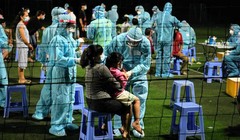 Hơn 0 giờ đêm, công tác lấy mẫu cư dân liên quan "ổ dịch" Hội thánh Phục Hưng vẫn được thực hiện khẩn trương. Ảnh: Lan Chi