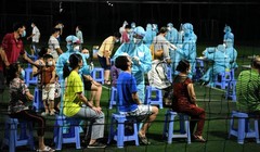 Lấy mẫu xét nghiệm tại một sân banh trên địa bàn phường 15, quận Gò Vấp, trong đêm. Ảnh: Lan Chi