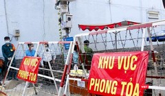 Lực lượng chức năng vừa phong tỏa khu Mả Lạng (phường Nguyễn Cư Trinh, quận 1, TP.HCM) vì một ca dương tính chưa rõ nguồn lây - Ảnh: TTBC