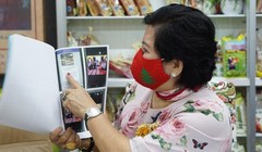 Bà Lê Thị Giàu lập vi bằng về các tin nhắn mà bà Hằng nhắn cho bà - Ảnh: Tuyết Mai