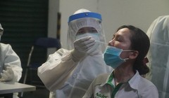 Công nhân cảm thấy an tâm khi được thành phố hỗ trợ lấy mẫu xét nghiệm. Ảnh: MINH TÂM