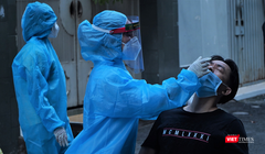 Lấy mẫu giám sát tại khu vực liên quan bệnh nhân COVID-19 thuộc chùm lây nhiễm nhóm truyền giáo Phục Hưng (Ảnh: HCDC)