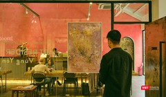 Hứa Vĩ Văn triển lãm hội họa giữa mùa dịch COVID-19 hoành hành dữ dội, khách tham dự phải đảm bảo công tác phòng dịch (Ảnh: NI) 