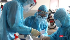 Lấy mẫu xét nghiệm trong vùng phong toả vì BN COVID-19 (Ảnh: HCDC) 