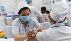 Tiêm vắc xin cho nhân viên y tế tại Bệnh viện Bệnh nhiệt đới TP.HCM - Ảnh Duyên Phan