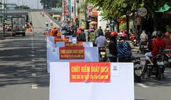 Chốt kiểm soát người ra vào quận Gò Vấp được lập trên đường Nguyễn Kiệm. Ảnh: Quỳnh Trần