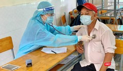 Khám sàng lọc trước khi tiêm chủng COVID-19 cho người dân - Ảnh: HCDC