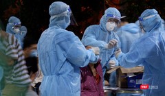 Lấy mẫu thử toàn quận Bình Tân, một địa bàn "nóng" hiện có 711 ca dương tính (Ảnh: HCDC) 