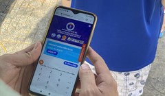 Người dân TP.HCM khai báo y tế điện tử khi đi chợ (Ảnh: LĐ) 