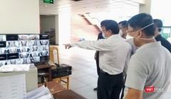 Đoàn kiểm tra khu cách ly tập trung tại Trường Đại học Ngoại ngữ - Tin học TP.HCM - Ảnh: Hoài Thương 