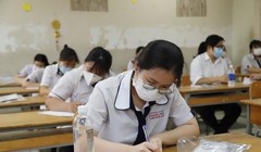 Thí sinh dự thi môn văn tại TP.HCM sáng 7/7 - Ảnh: Như Hùng