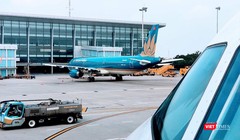 Hành khách đi và đến TP.HCM phải khai báo bằng mã QR và có xét nghiệm âm tính - Ảnh: Hoà Bình