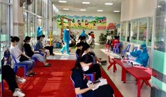 Sinh viên KTX Trường ĐH Bách khoa chờ tiêm vaccine phòng Covid-19. Ảnh: KTX ĐHBK