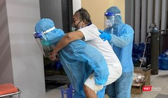 Chuyển trường hợp nguy kịch ra xe cứu thương để đi cấp cứu (Trung tâm Y tế TP Thủ Đức)